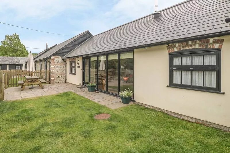NEW BARN, pet friendly, with open fire in Winterborne Stickland