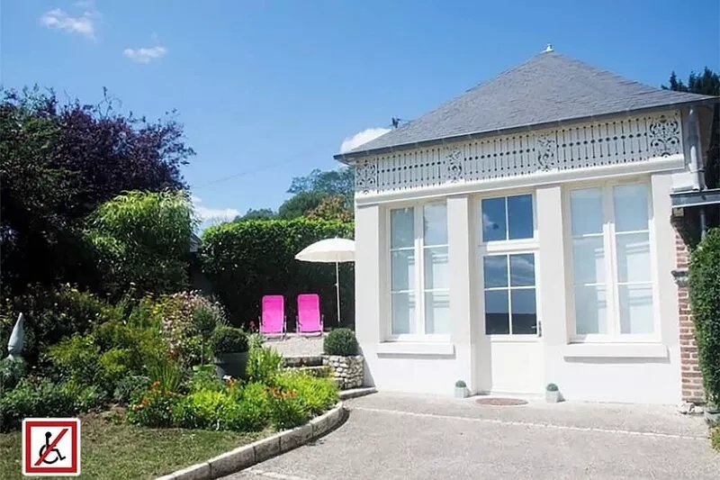 Furnished, air-conditioned 3* outbuilding 10 minutes from the historic center