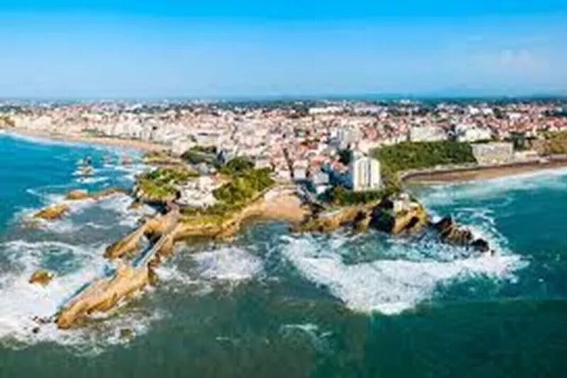 Biarritz, Quiet house for 8 ps with south facing pool 10 minutes from the