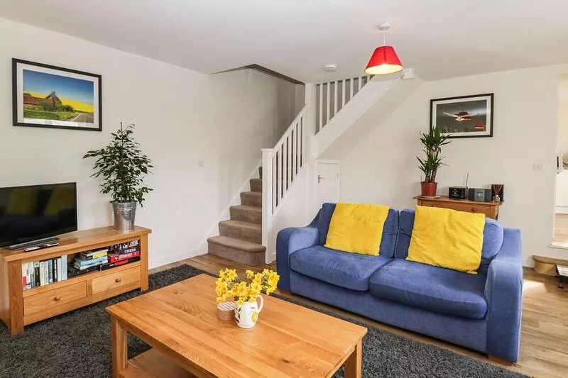 STABLES COTTAGE, pet friendly, character holiday cottage in Bowerhill