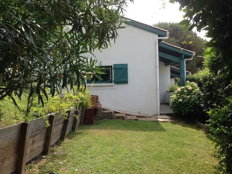 House with garden, quiet, 10' walk from the main beach and 15' from Spain