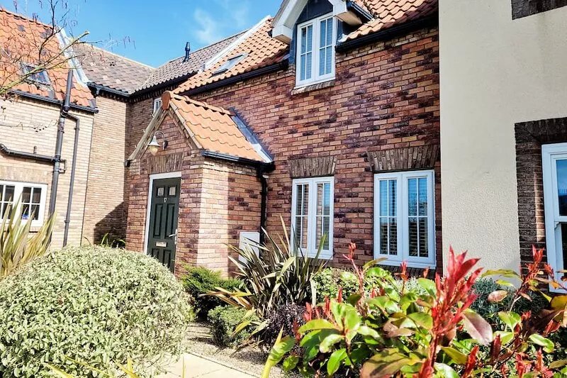Stunning Coastal Cottage - Sleeping 4 in 2 Bedrooms - Pool and Beach Access