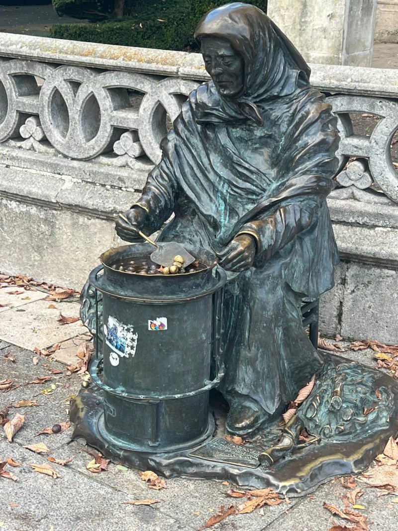 Estatua De La Castanera