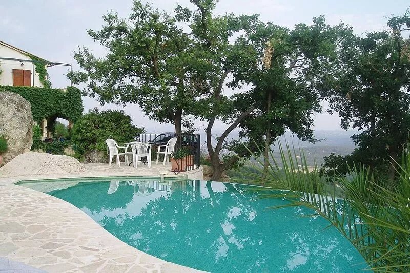 Flat with  unparalleled views in the South of France and a superb swimming pool