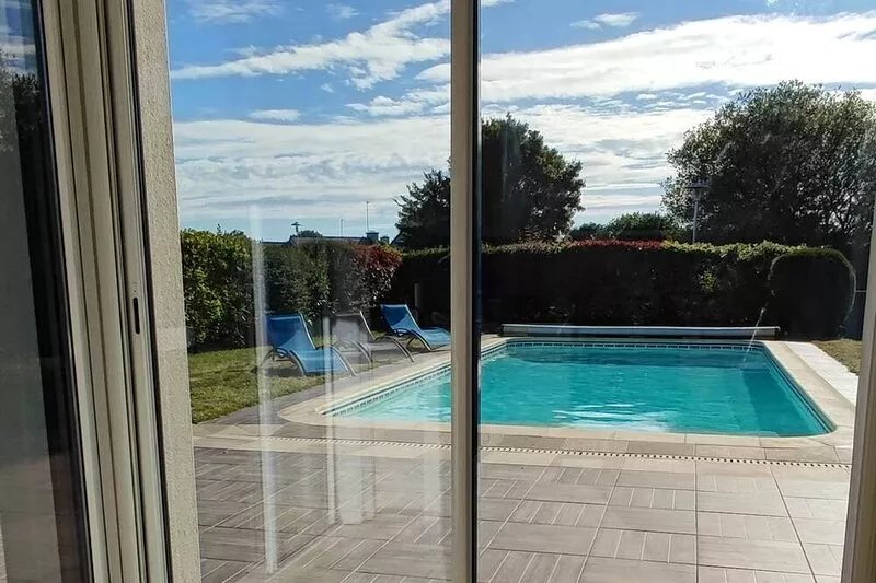 House with heated pool, all comforts, 500 m from the beach