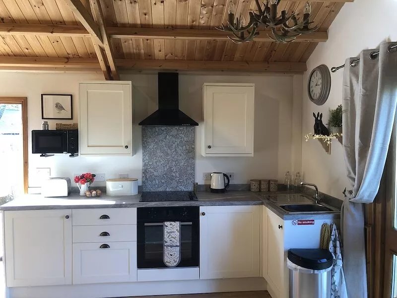 Cosy lodge with an outdoor bath on the Isle of Wight.