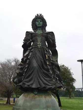 Estatua da Rainha D. Catarina de Braganca