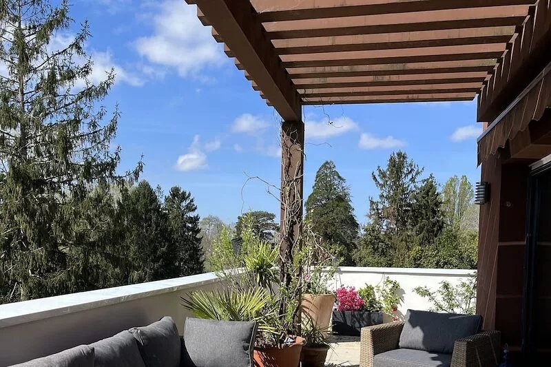 Lots of charm for this luxury apartment, modern, spacious and quiet.