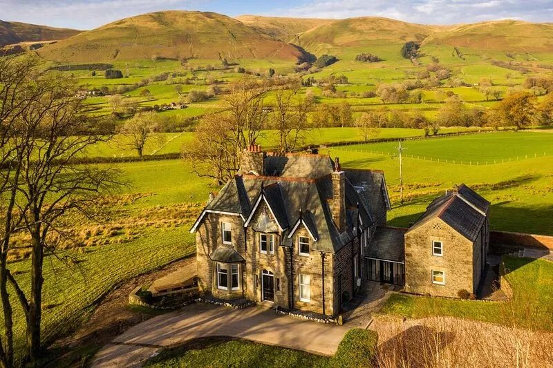 OAKDENE COUNTRY HOUSE, family friendly, with hot tub in Sedbergh