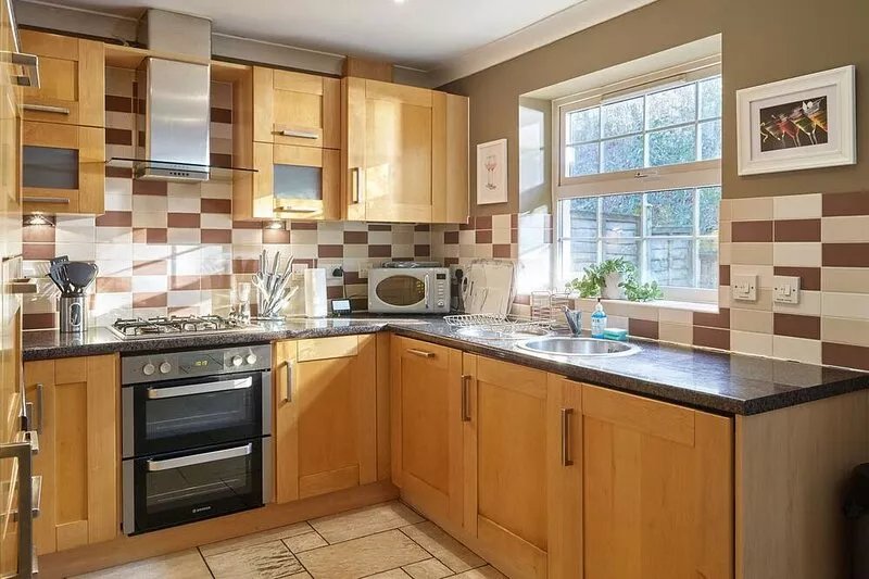 Stunning 3 Bed Town House with Private Parking