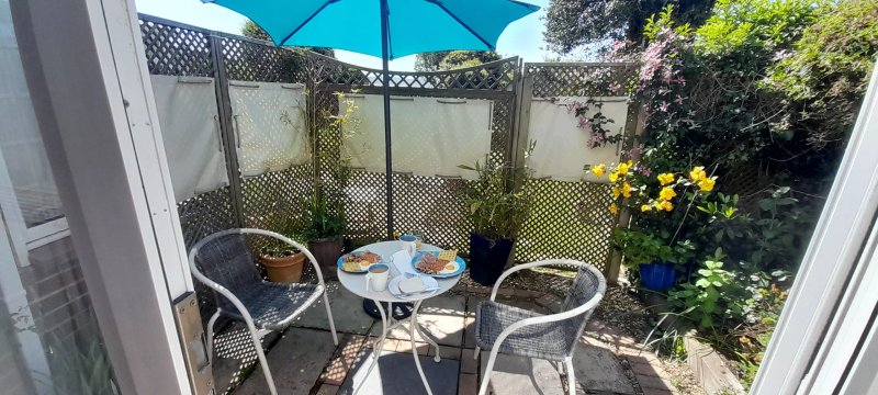 Beaches Studio is in a Fabulous Location with  Views to the Shingle Bank and Iow