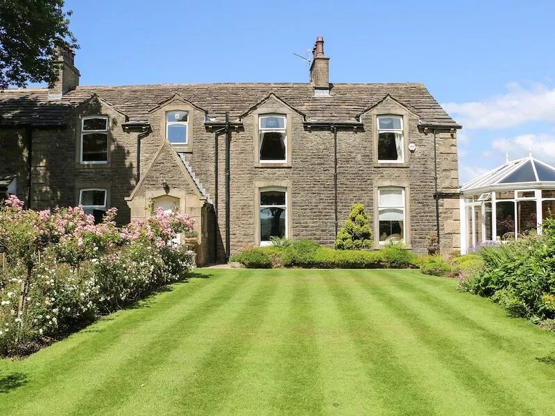 MANOR HOUSE, family friendly, with hot tub in Oswaldtwistle