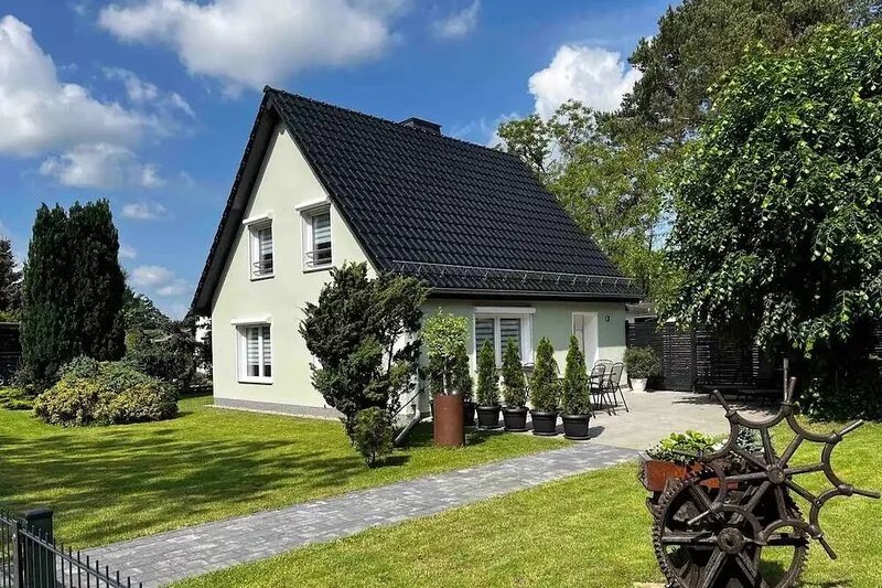 Great detached house in a quiet, green location (by a grove)