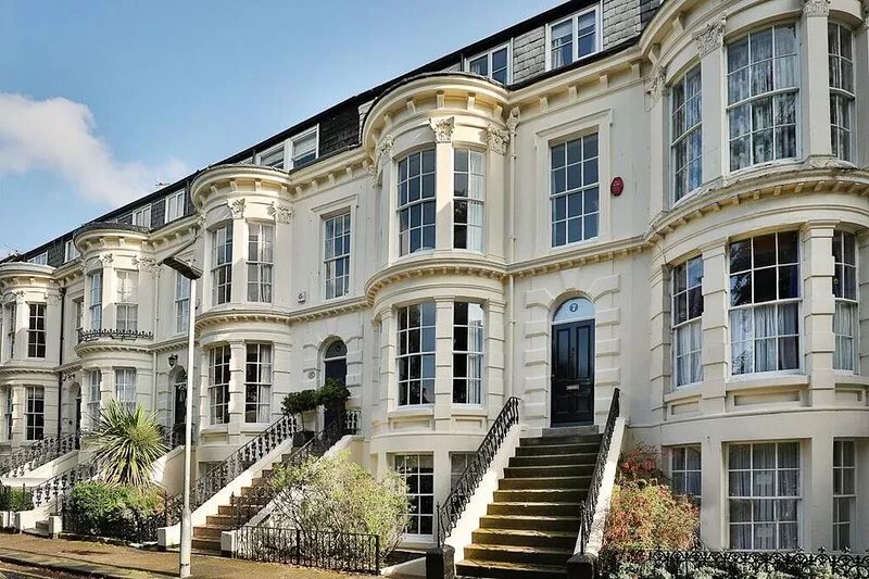 Elegant Townhouse, Sleeps 12, Close beach/town, 4 bath/showers, Sky Sports