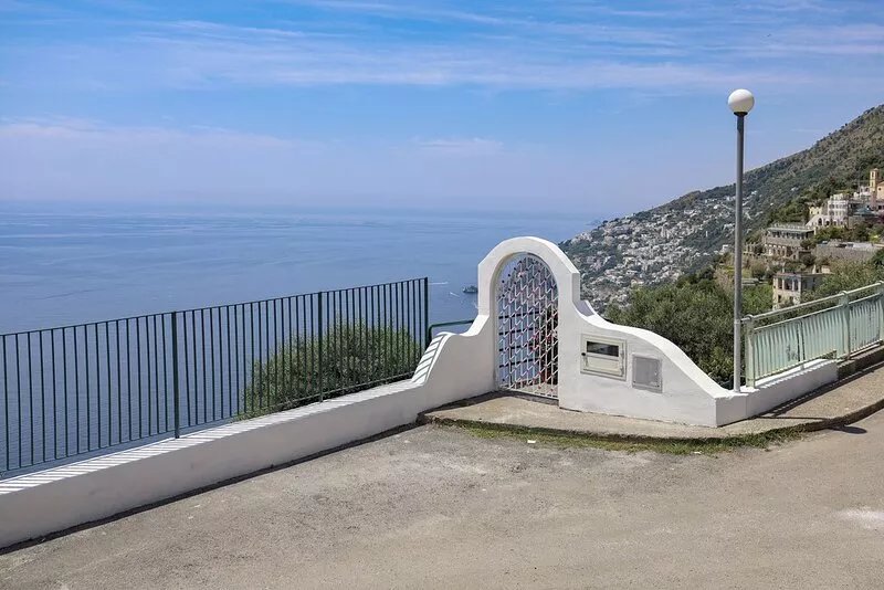 Le Porpore house between Positano and Amalfi, with an enchanting sea view.