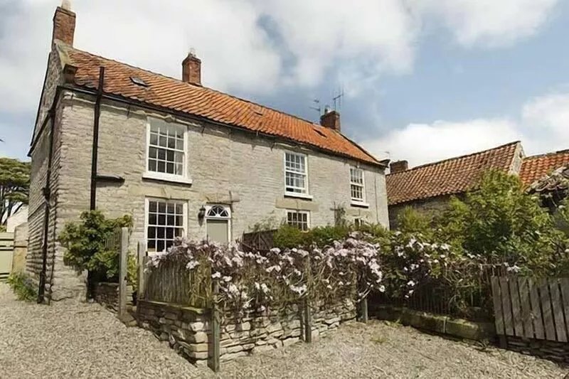 CROFT HEAD COTTAGE, family friendly, with open fire in Wrelton