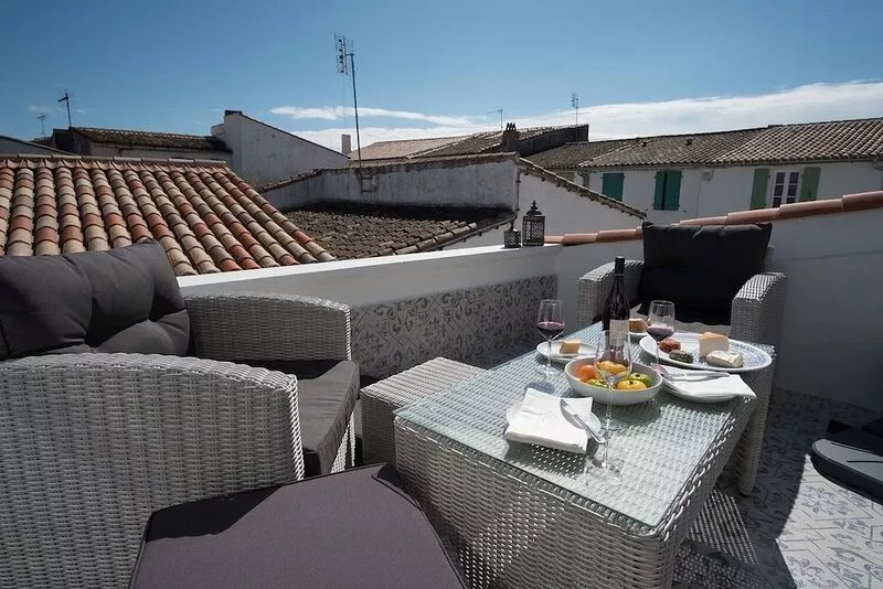 A stunning four-bedroom house located just a few minutes’ walk from La Flotte