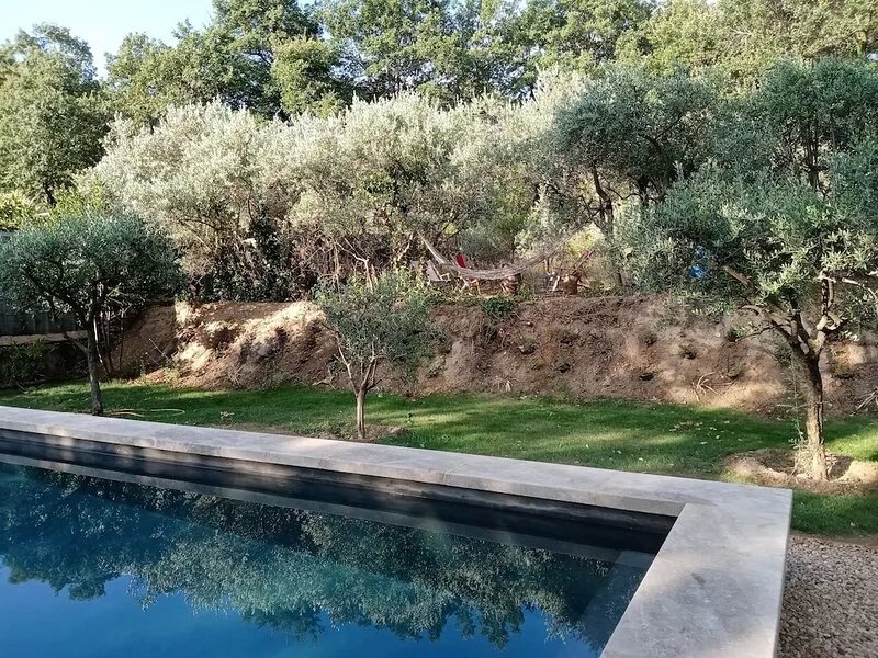 Traditional farmhouse with large garden in the heart of an authentic Luberon