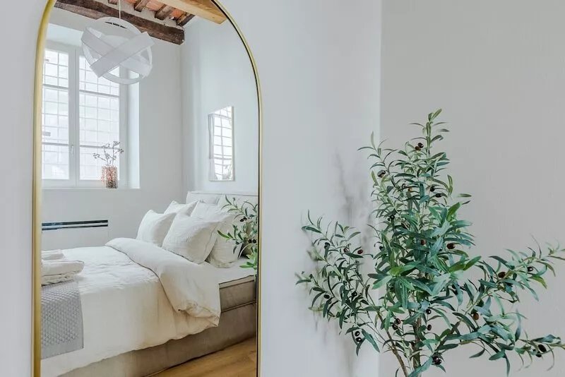 Casa Lazzaro Contemporary Ground Floor Apartment inside the walls of Lucca