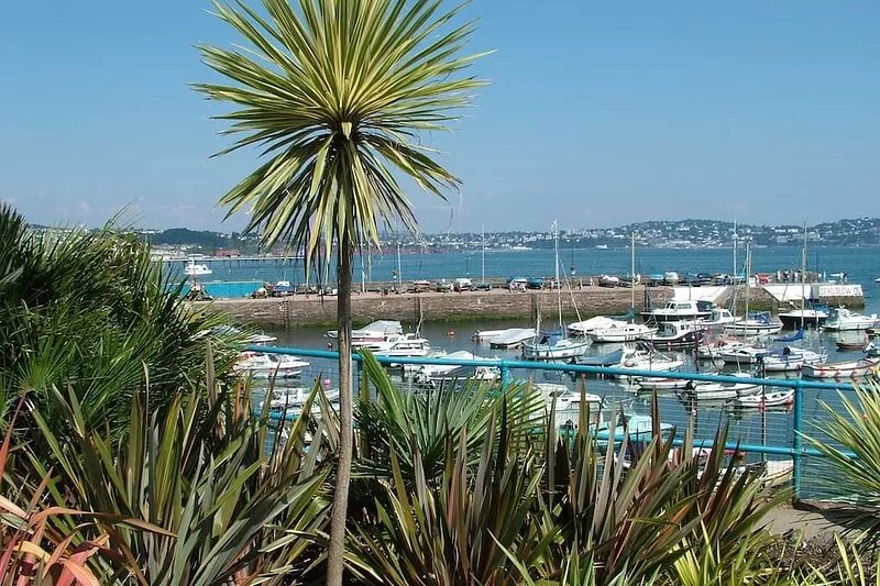 Comfort and luxury in a sea front location with panoramic sea views.