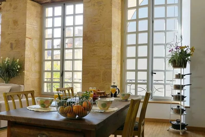 Relax with friends and family in the centre of Sarlat, Dordogne