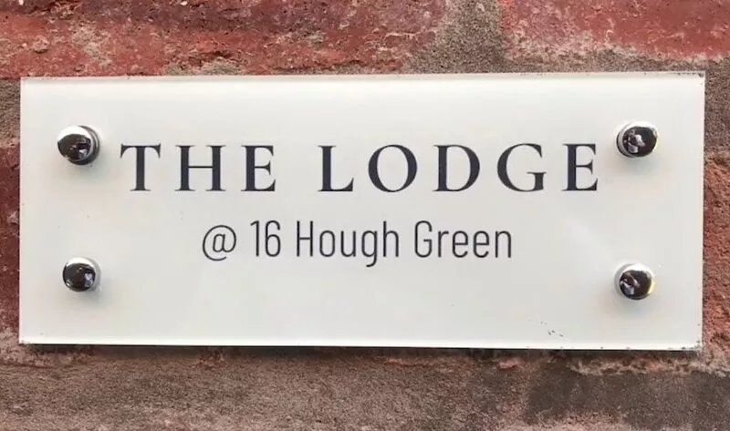 A short walk to the City, with free parking: this place oozes class!