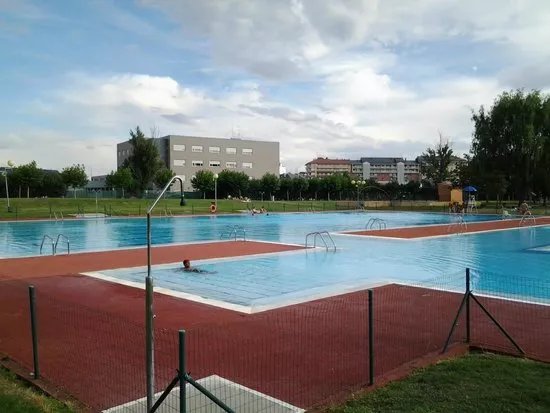 Piscinas y Polideportivo La Palomera