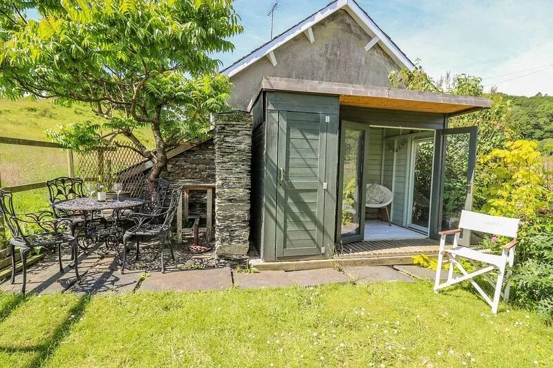 BRYNIAU BYCHAIN COTTAGE, pet friendly, with a garden in Cwrt