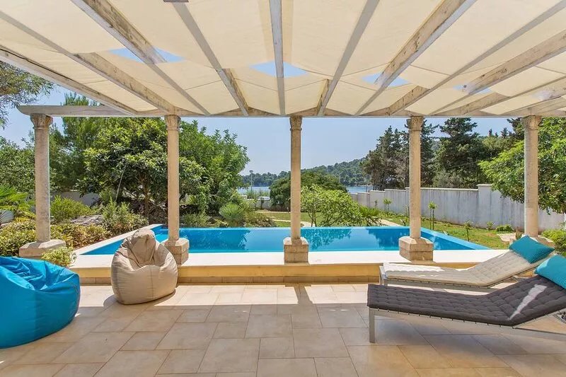 Stone-villa on the beach, pool, large garden, spacious rooms and best view