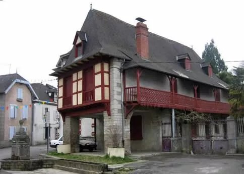 Maisons Avancees Sur Piliers De Pierre