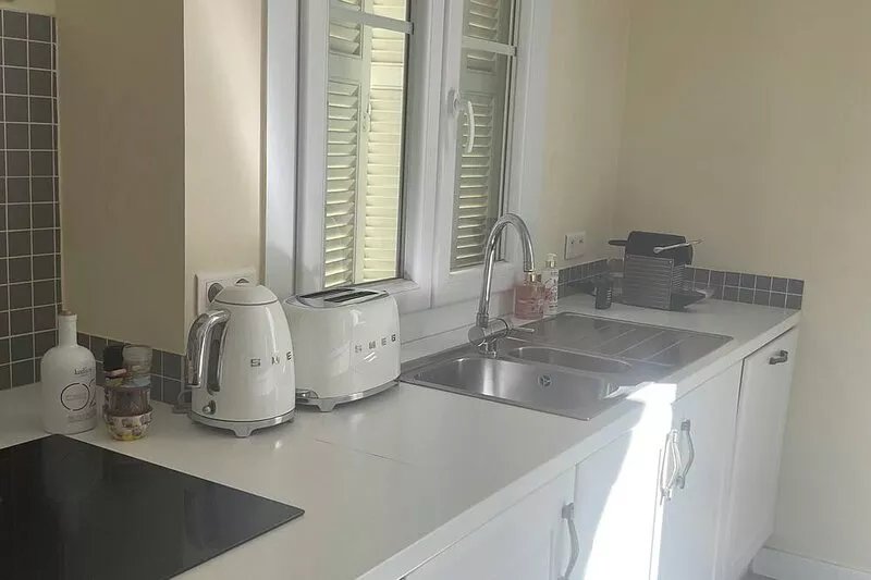 Garden Apartment 2 large bedrooms fabulous location and completely refurbished