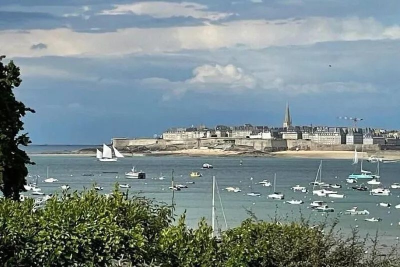 Large house close to beaches and Dinard Golf