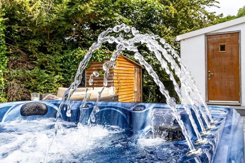 Bramblewood - cosy chic, hot tub, close to beach