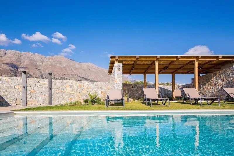 Beautiful sea Views, Salt Water Heated Pool, Walking Distance to Beach