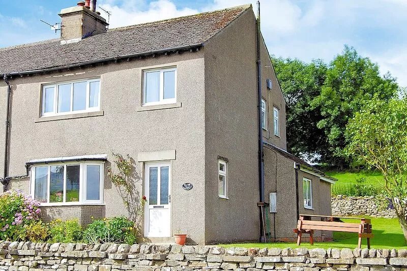 Ground Floor: Living room: TV, DAB Radio, CD Player, Open FireDining