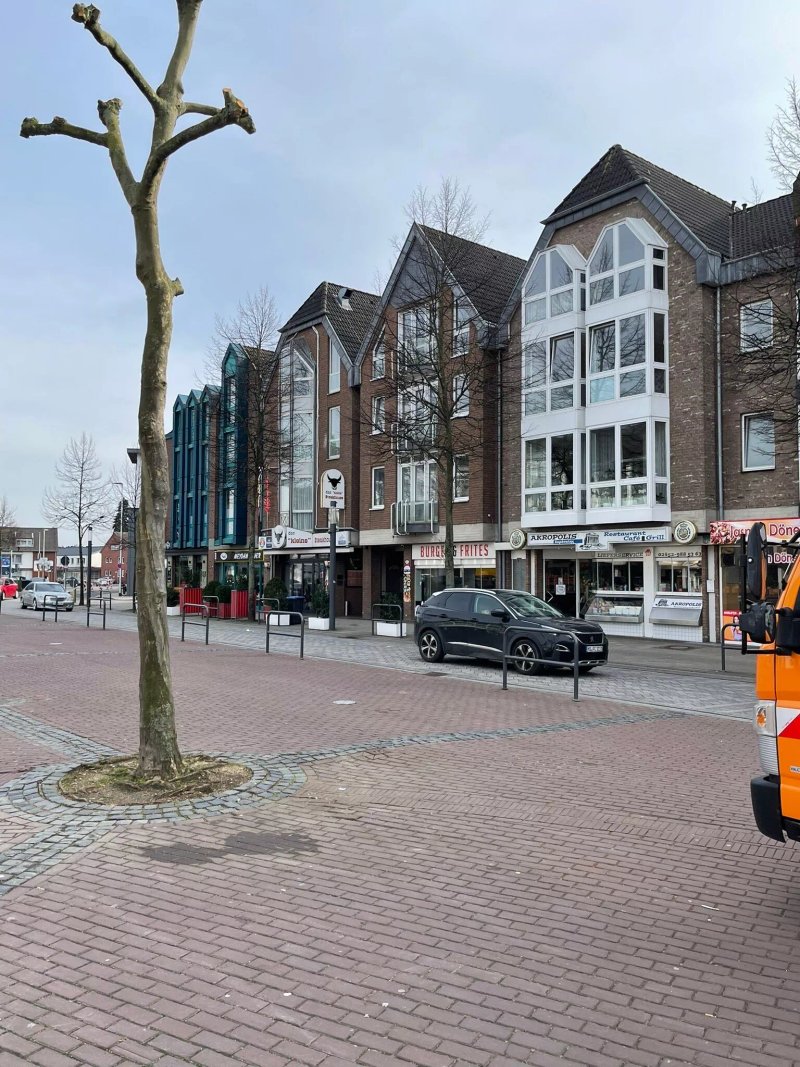 Der Marktplatz Mit Brunnen