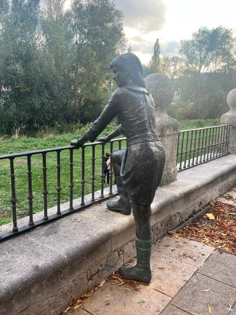 Estatua de Mujer Mirando al Rio Arlanzon