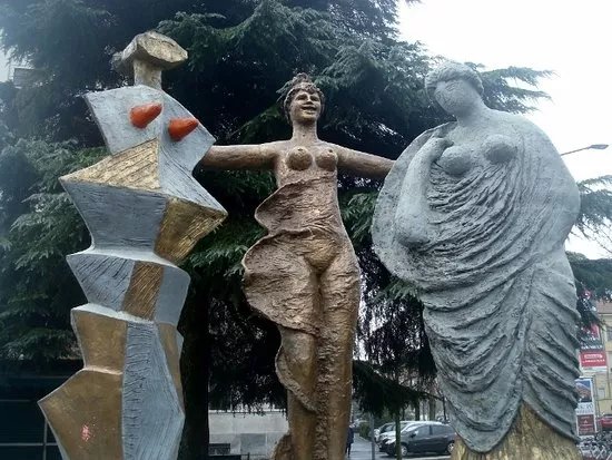 Statua "Le tre Grazie" di Salvatore Fiume