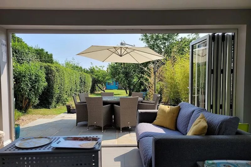 Brockenhurst - spacious house, 5 bed, 3 bathrooms, 2 sitting areas, large garden