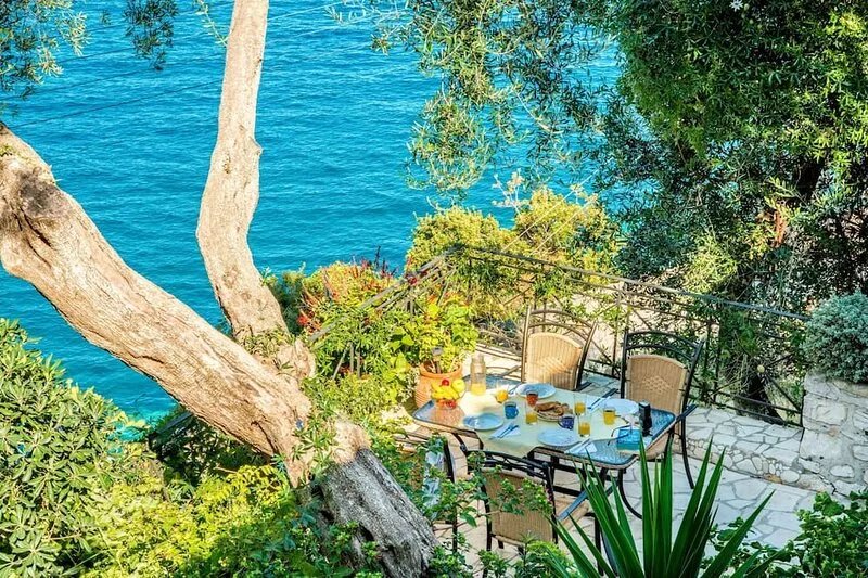 Loggos Bliss: Aglaia Villa's charm and sea views await your stay.