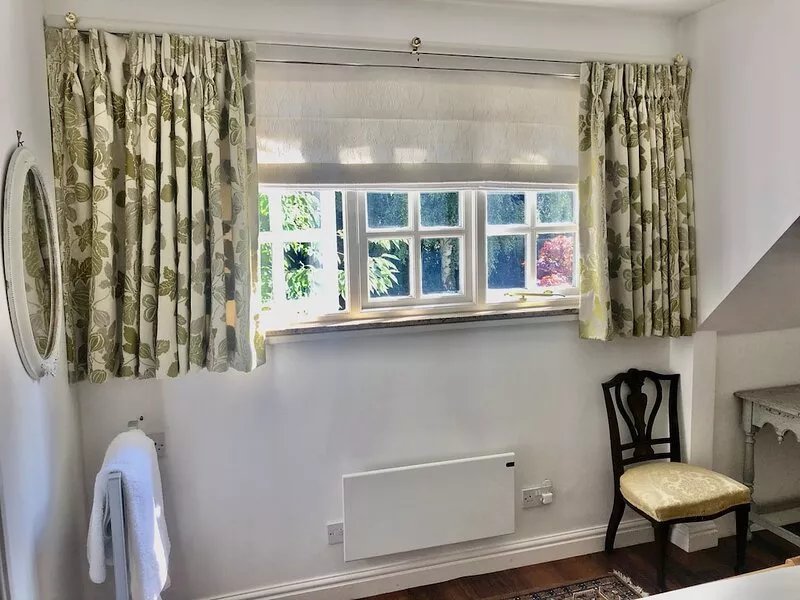 Secluded Cottage 5 Minute Walk To Broadway Centre