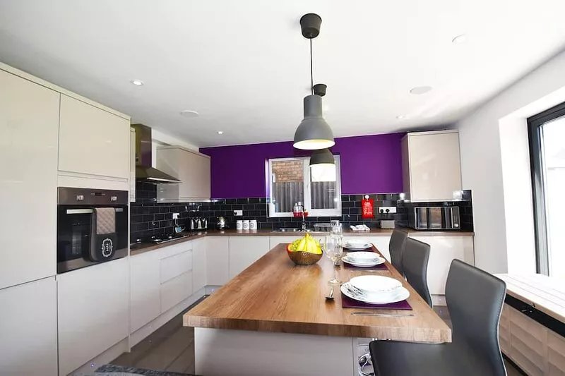 Comfortable home with mod cons in a peaceful area giving you a homely feel.