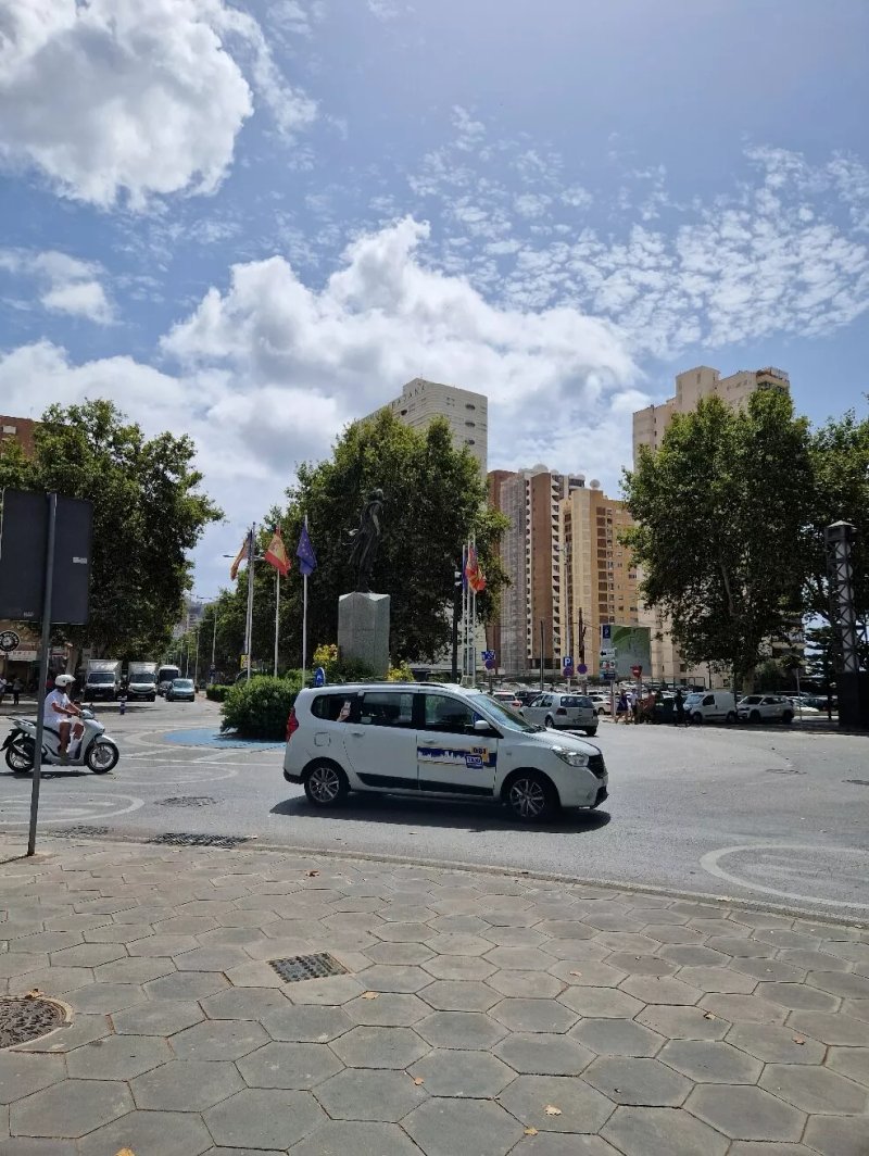 La Pau Statue