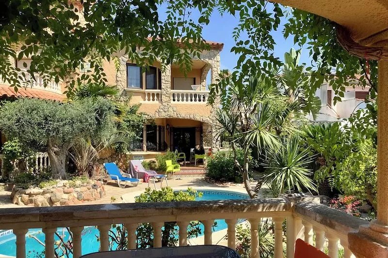 Vacation villas with beautiful garden, pool, 120 m to the sandy beach