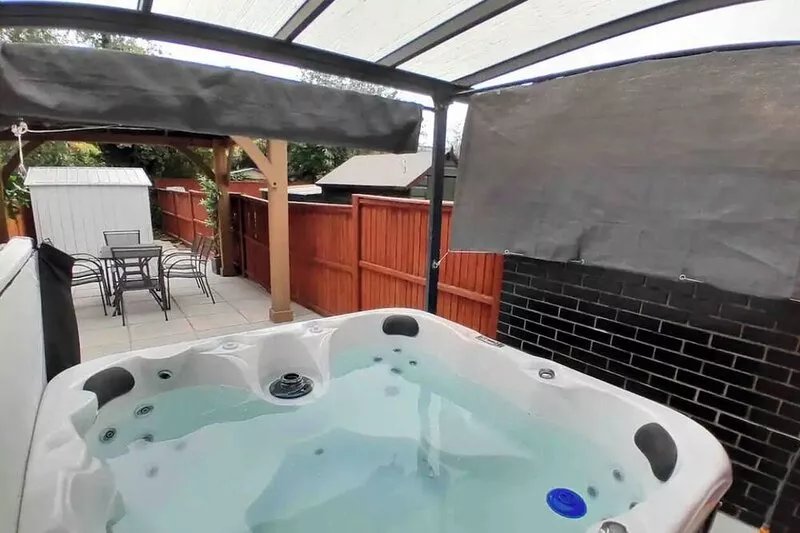 Refurb’d 3 bed house near Wembley with Hot Tub!