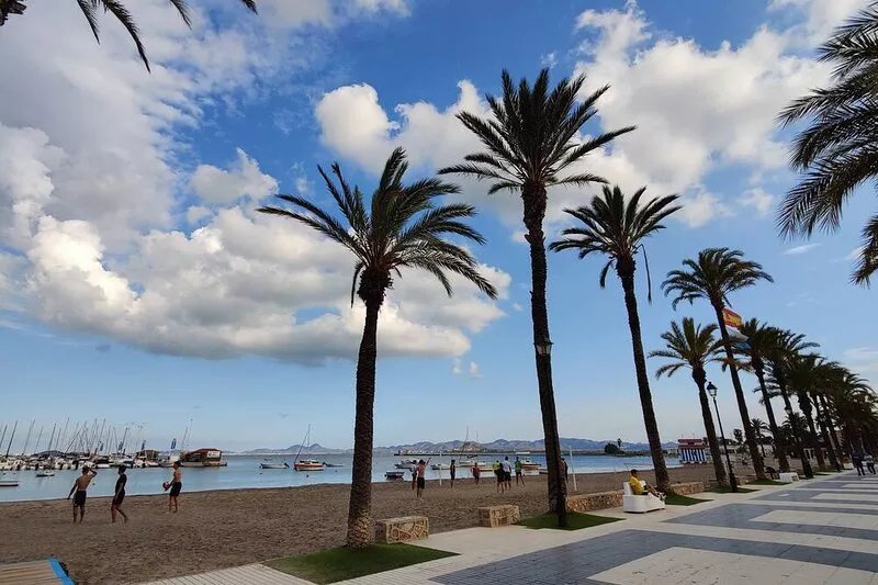 Ground floor apt 2bed/ 2bath. work from home ready.11min to beach. 3min to