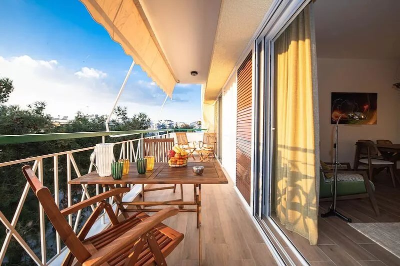 Artsy Spacious Cozy 2 BDR - 2 BAR Apartment in the quiet Glyfada Center