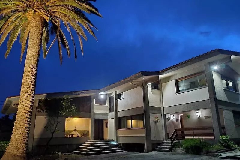 9 Rooms. 600 sqm house. 3000 sqm garden. 500 sqm Parking.