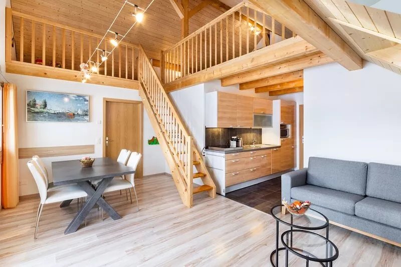 Comfortable apartment embedded between lake and mountains