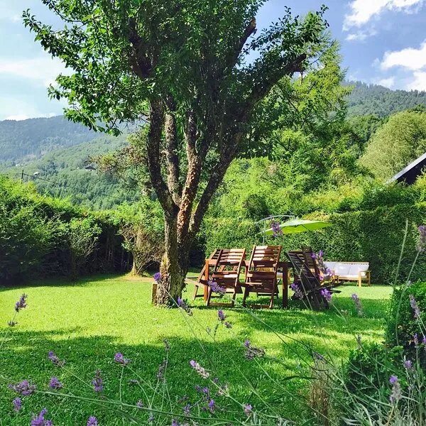 Chalet Cristal | hot tub, views, walk to Lac Bleu, 3 min skilift, log fire
